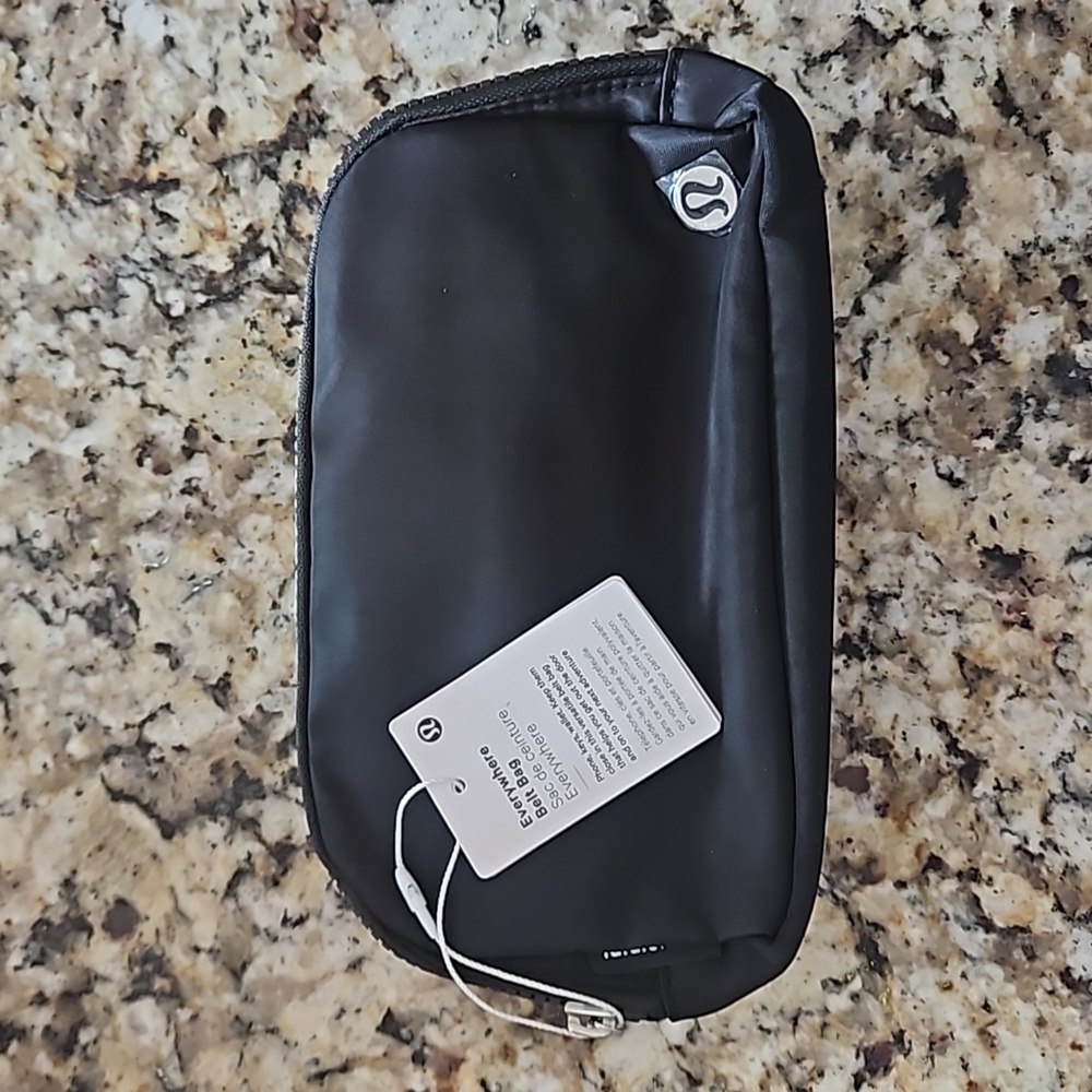 Lululemon everywhere belt bag black